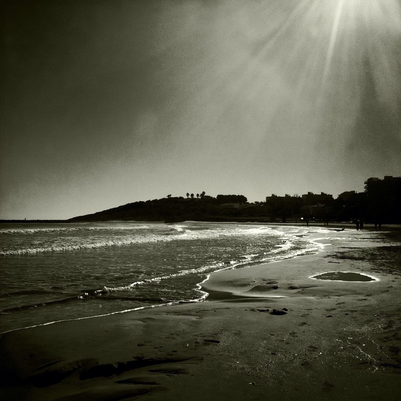 water, sea, beach, shore, tranquil scene, tranquility, scenics, beauty in nature, horizon over water, sky, nature, sand, coastline, idyllic, wave, copy space, clear sky, outdoors, silhouette, calm