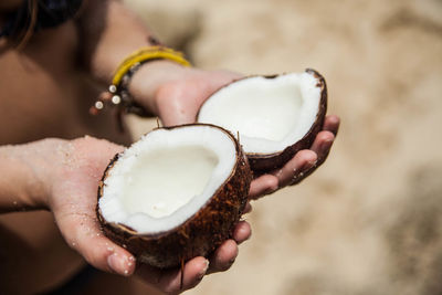 Close-up of cropped hand holding seashell