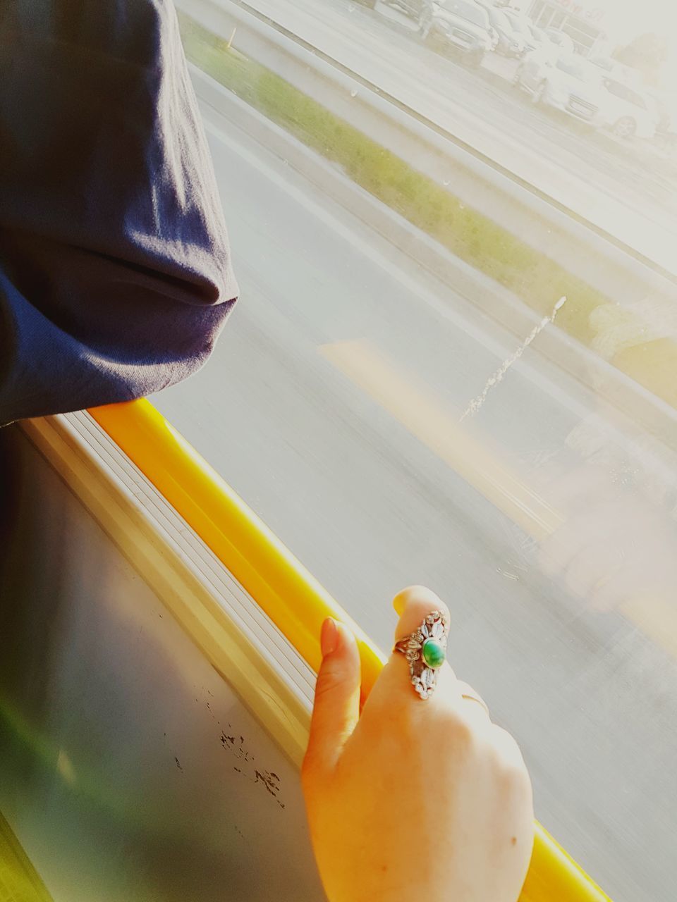 HIGH ANGLE VIEW OF HAND HOLDING ICE CREAM