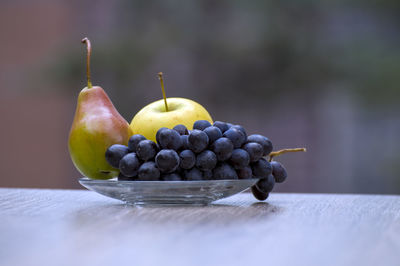 Close-up of grapes in bowl on table