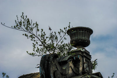 Statue of tree against sky