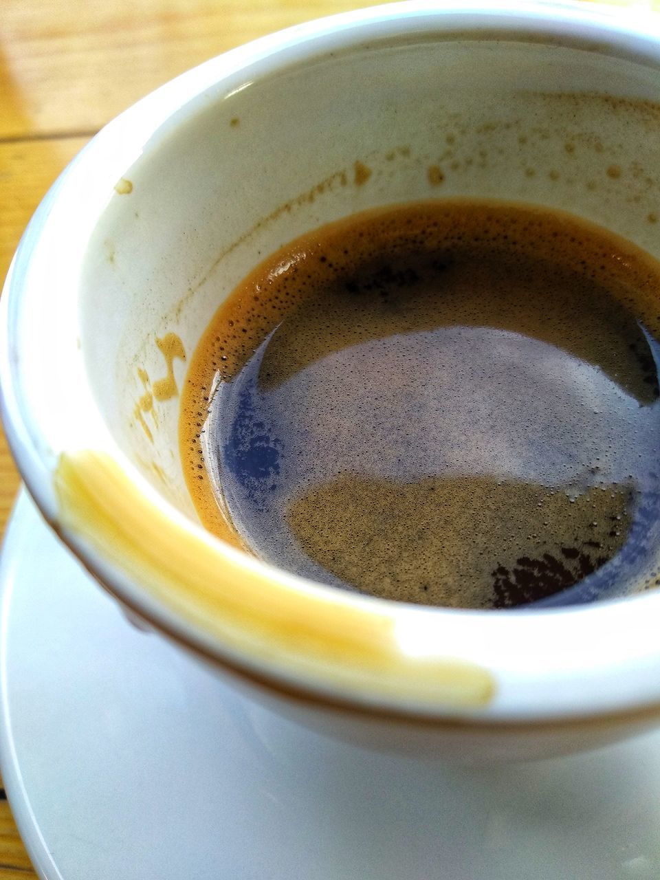 CLOSE-UP OF COFFEE IN CUP ON TABLE