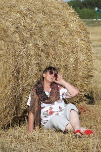 Full length of woman sitting on field