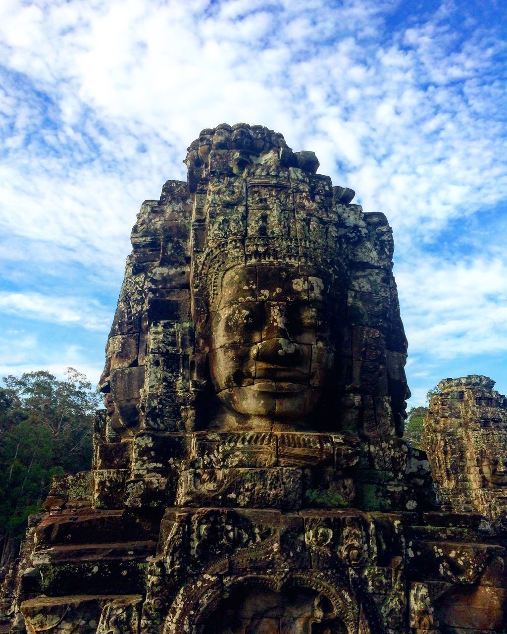 LOW ANGLE VIEW OF STATUE AGAINST SKY