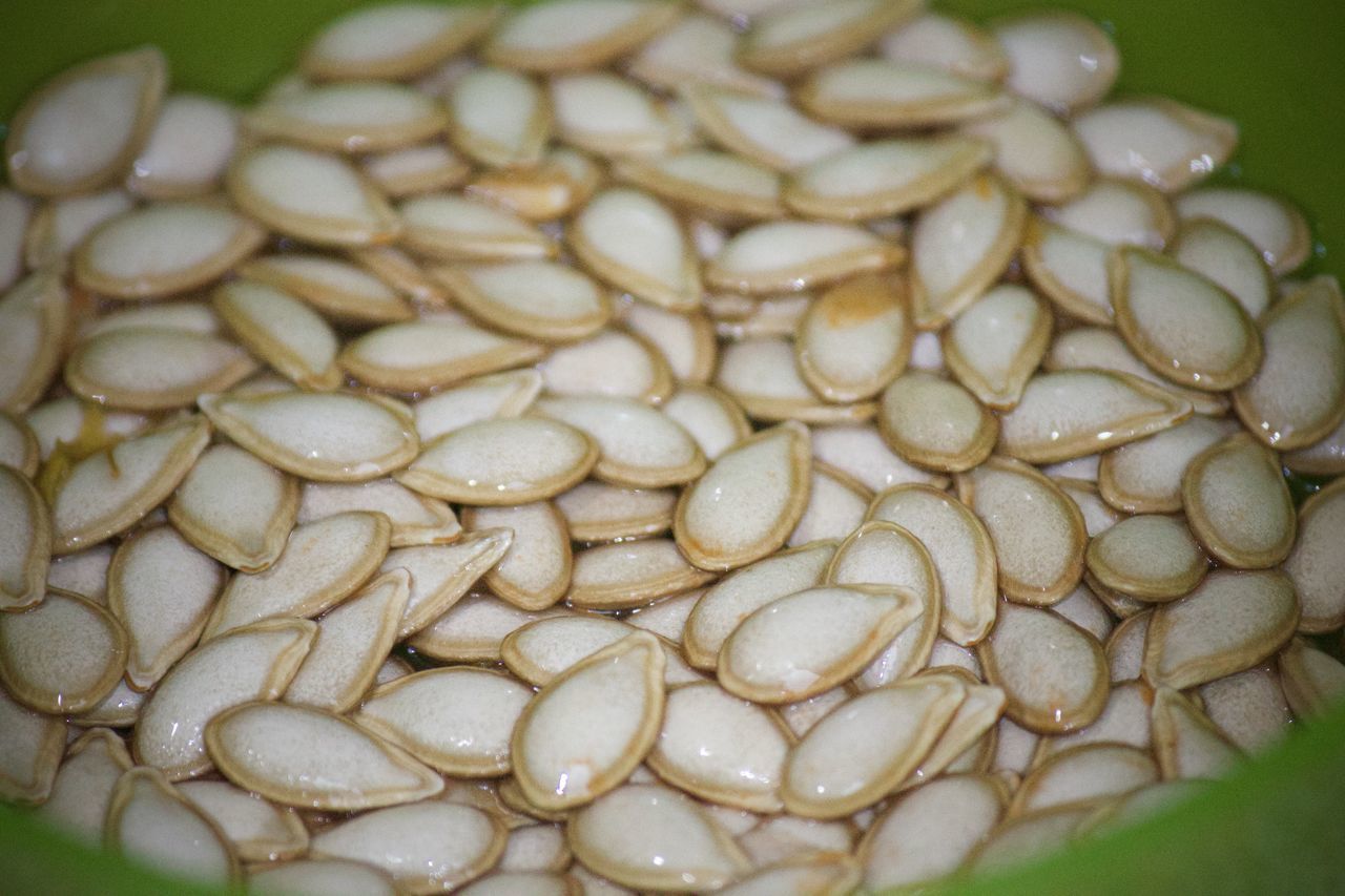 CLOSE-UP OF COFFEE BEANS IN PLATE