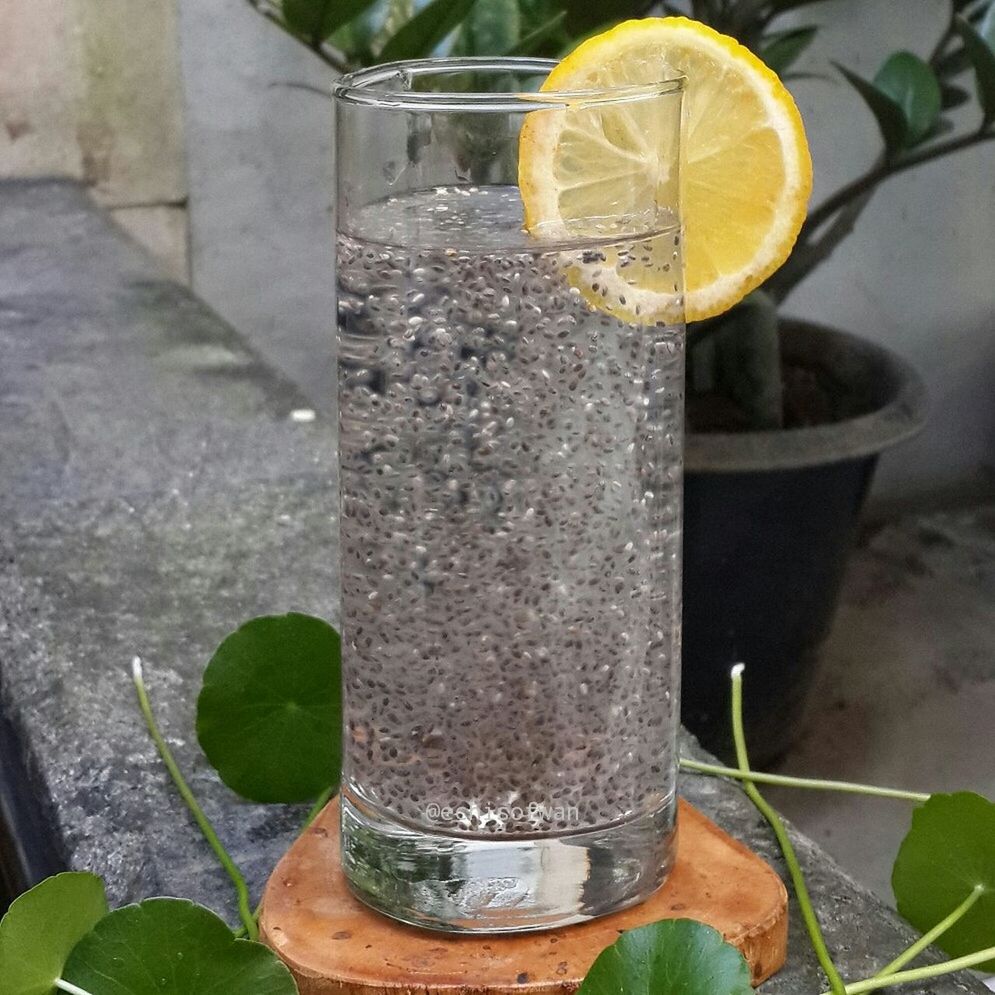 leaf, close-up, food and drink, freshness, potted plant, focus on foreground, still life, table, green color, day, no people, plant, outdoors, yellow, drink, high angle view, container, sunlight, wood - material, front or back yard