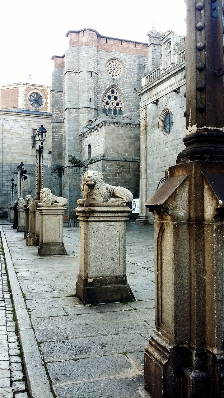 STATUE OF HISTORICAL BUILDING