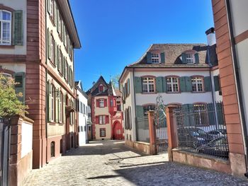 Narrow walkway along buildings