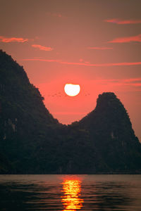 Sunrise in halong bay, vietnam