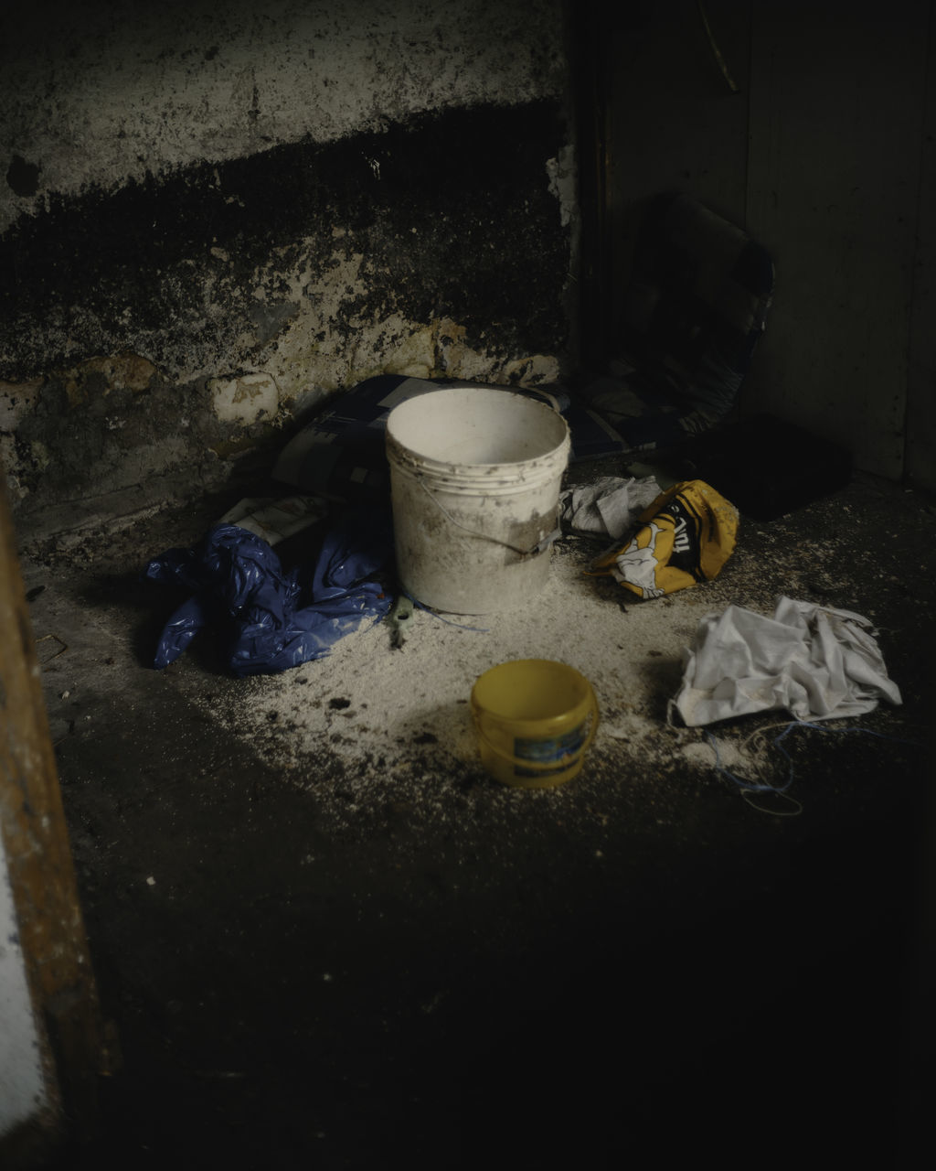 HIGH ANGLE VIEW OF MESSY GARBAGE IN WALL