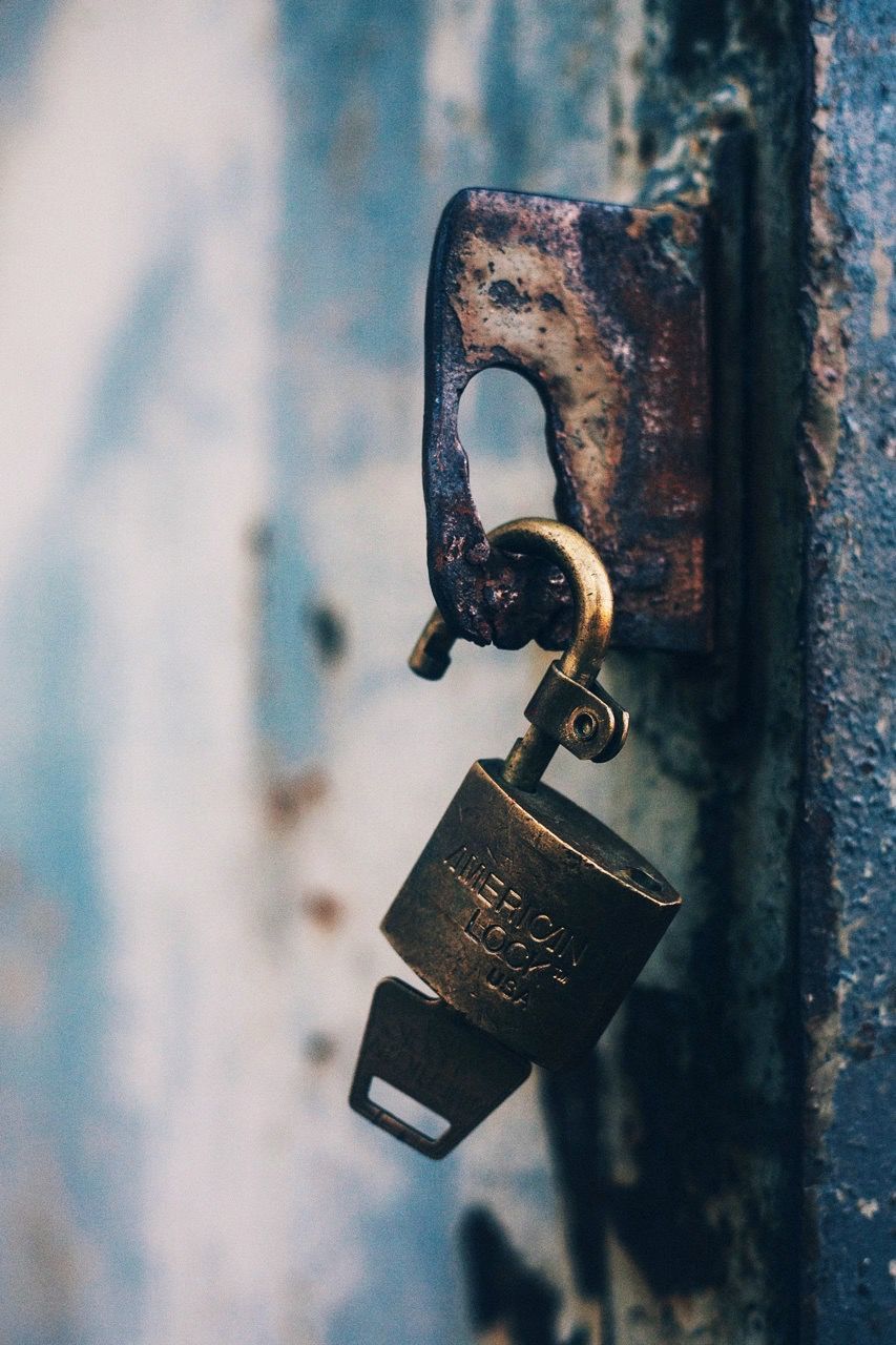 metal, close-up, metallic, rusty, old, focus on foreground, lock, padlock, chain, security, protection, safety, connection, indoors, old-fashioned, selective focus, still life, handle, no people, day