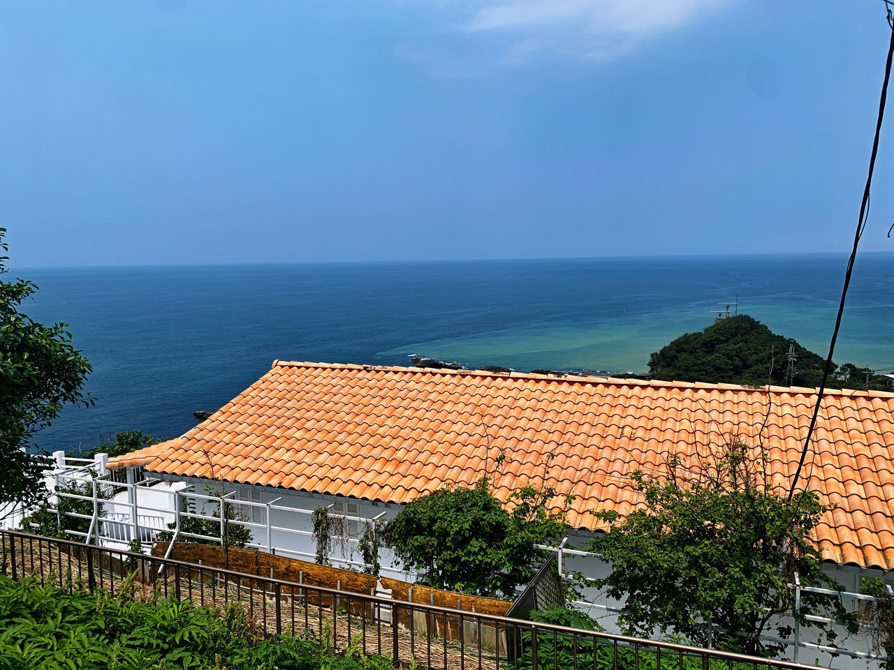 HIGH ANGLE VIEW OF TOWNSCAPE BY SEA