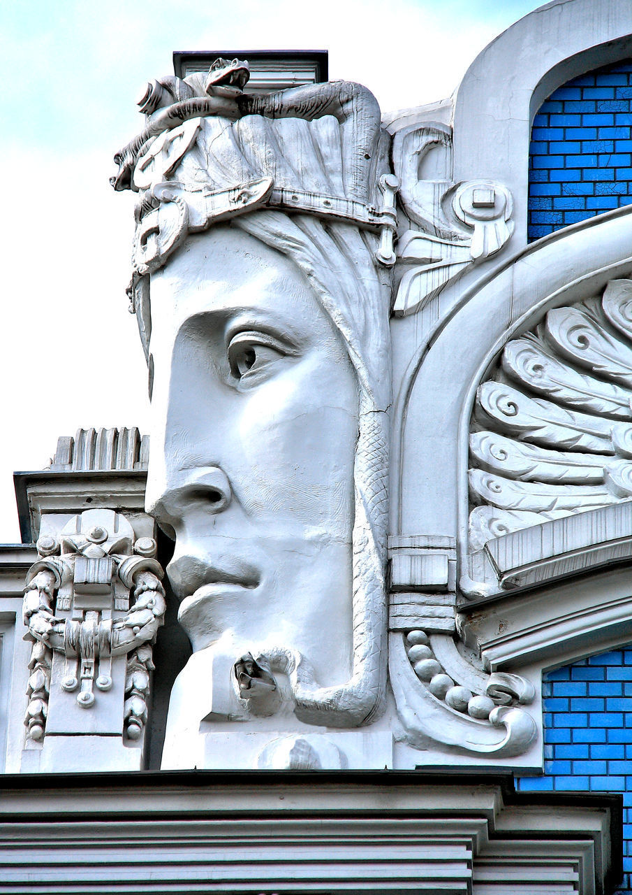 LOW ANGLE VIEW OF STATUE