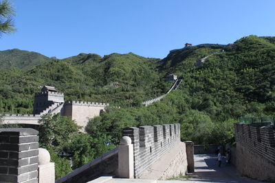 Great wall of china on mountains against sky