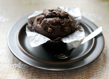 Close-up of chocolate cake in plate on table