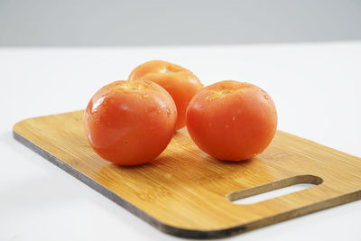 Close-up of oranges on cutting board