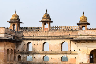 Beautiful view of orchha palace fort, raja mahal and chaturbhuj temple from jahangir mahal, orchha