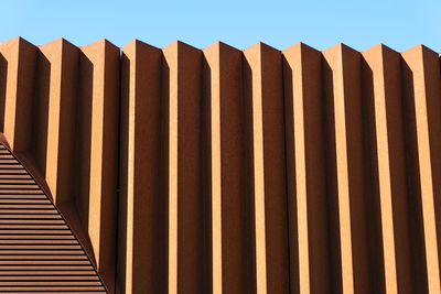 Corrugated steel exterior of tram substation of the uithof line next to the koningsweg 