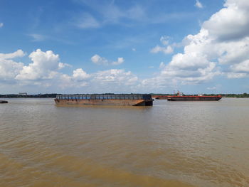 Barge traffic on the mahakam river, mahakam river, east kalimantan, indonesia