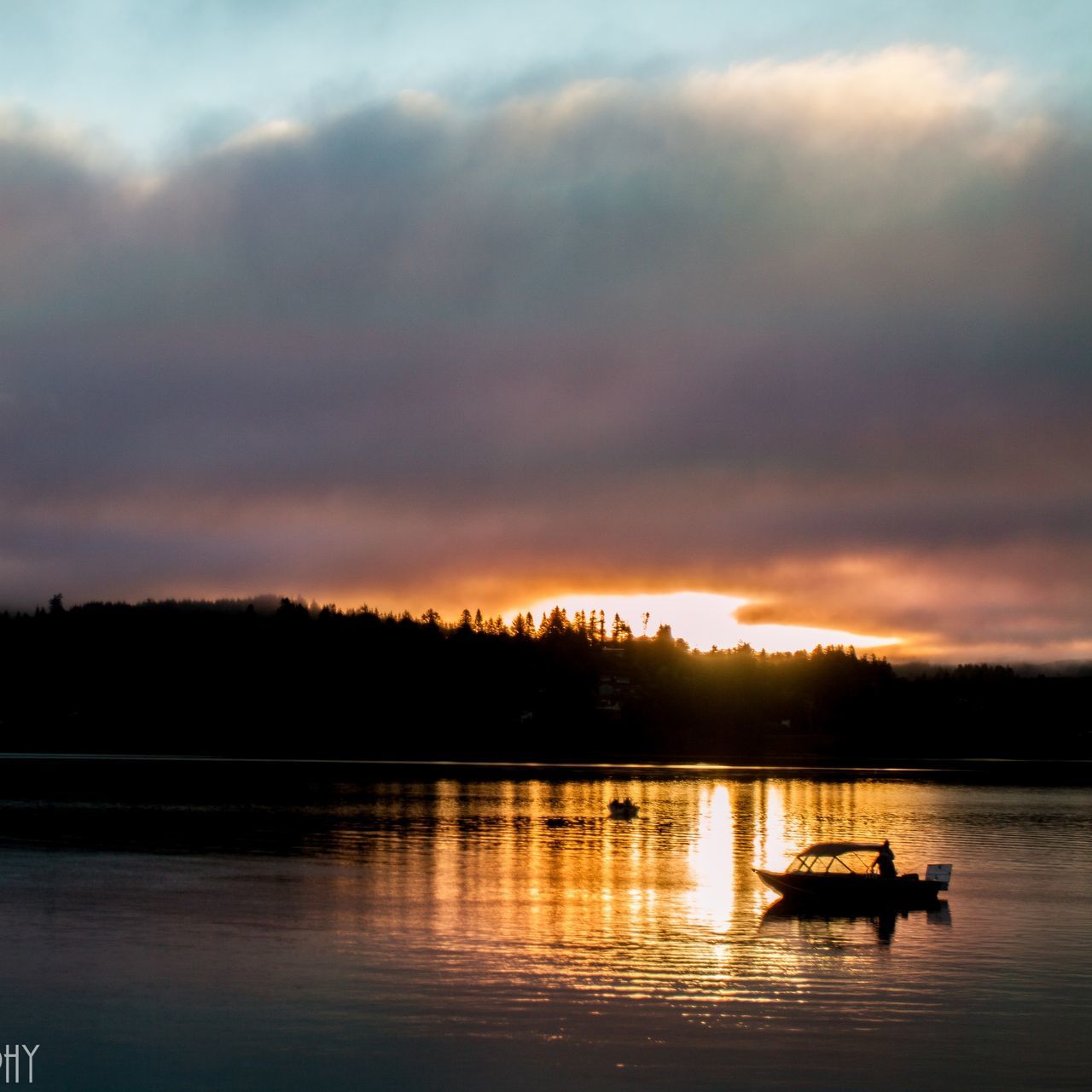 SILHOUETTE BOATS IN CALM LAKE AGAINST CLOUDY SKY