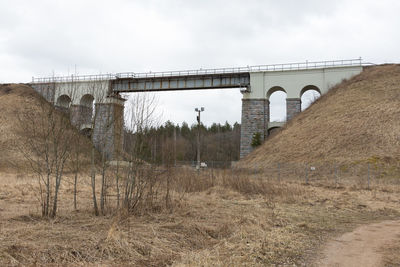 Arch bridge against sky