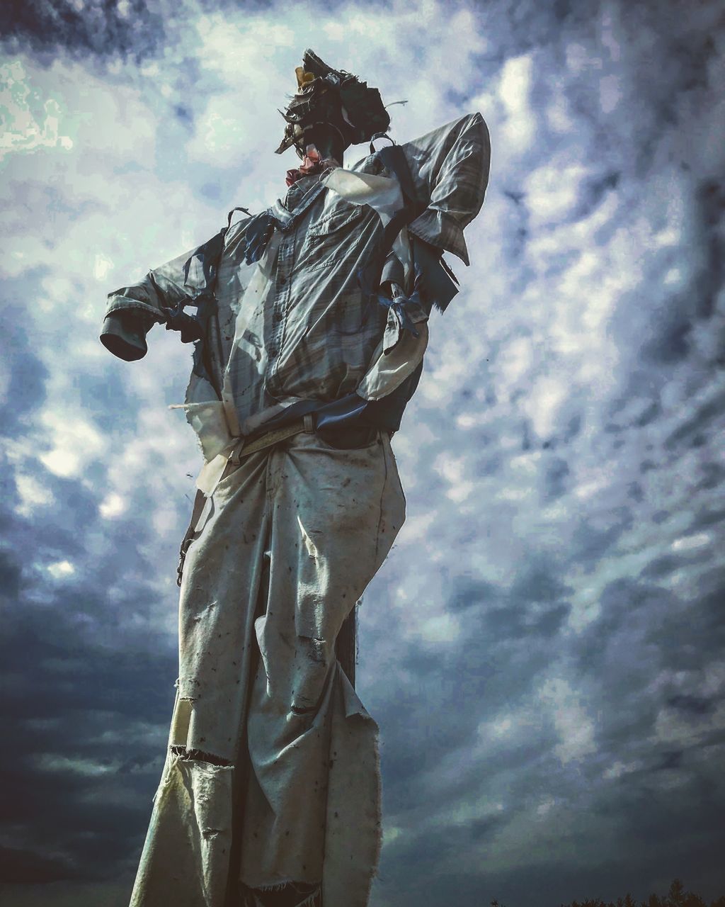 LOW ANGLE VIEW OF STATUE OF ANGEL AGAINST SKY