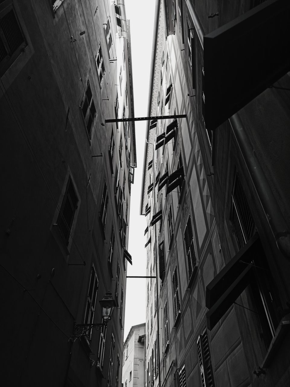 LOW ANGLE VIEW OF BUILDINGS IN CITY