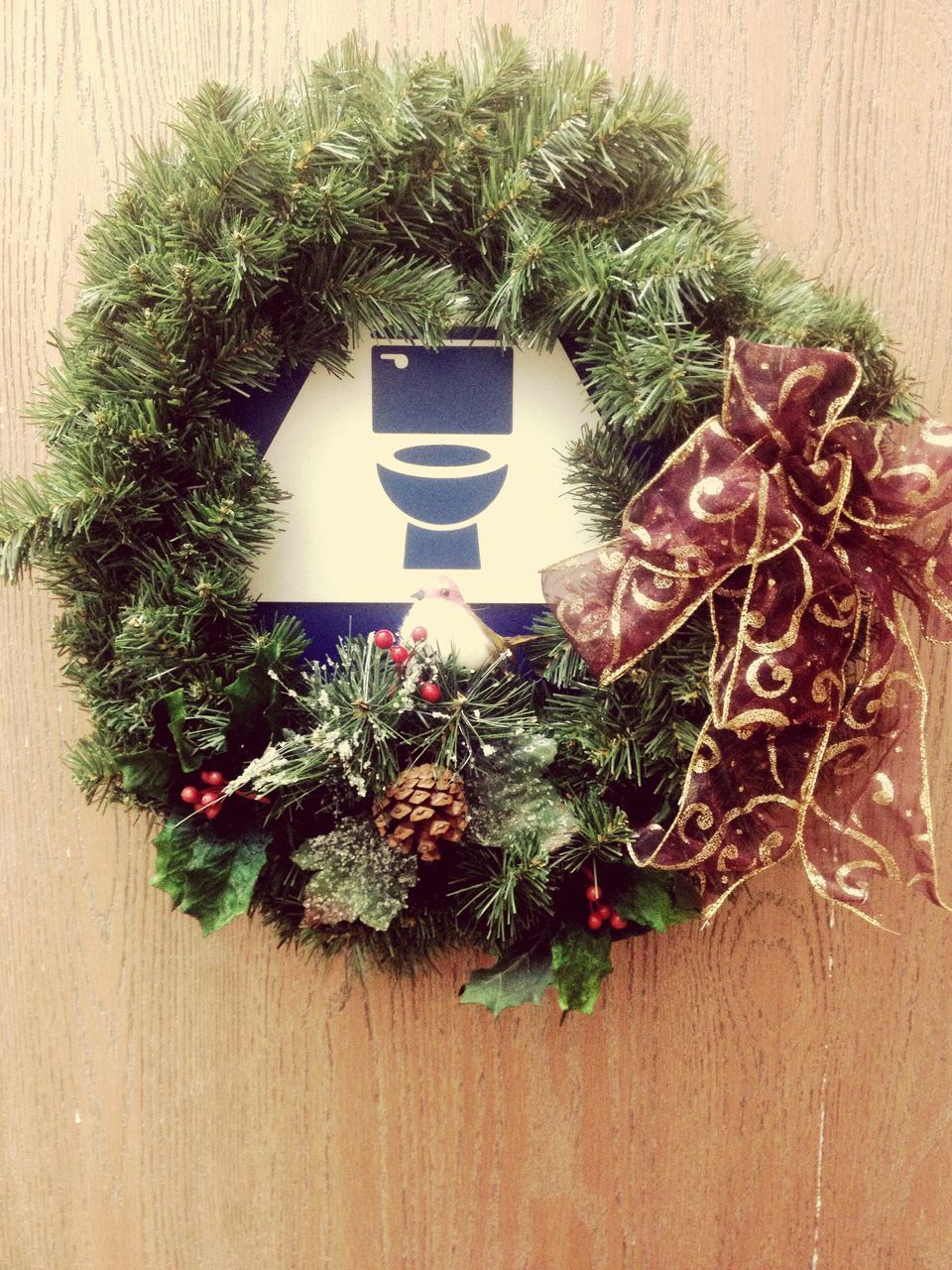 CLOSE-UP OF CHRISTMAS ORNAMENT ON TABLE