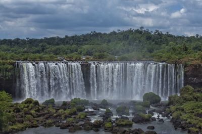 Scenic view of waterfall iguazú against sky