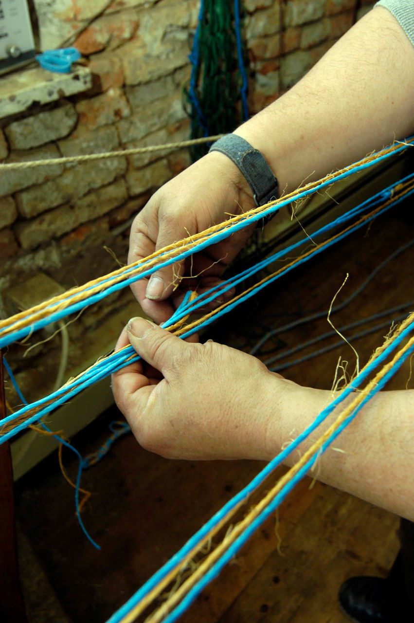 CLOSE-UP OF PERSON HOLDING ROPE