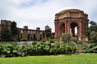 View of formal garden with buildings in background in san francisco 