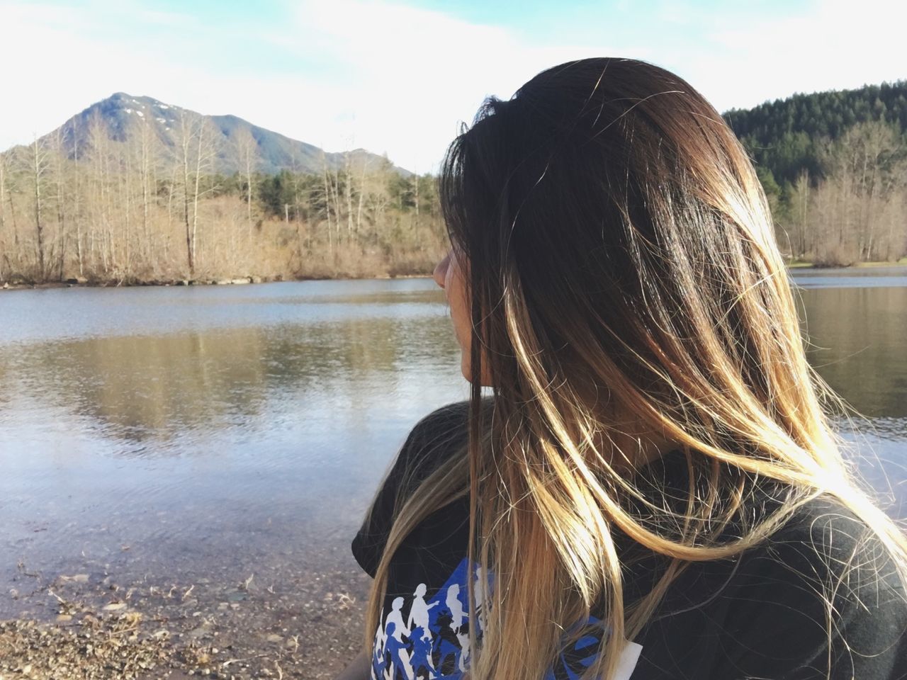 water, lifestyles, long hair, leisure activity, sky, mountain, lake, rear view, tranquility, nature, tranquil scene, beauty in nature, scenics, person, waist up, young adult, casual clothing, standing