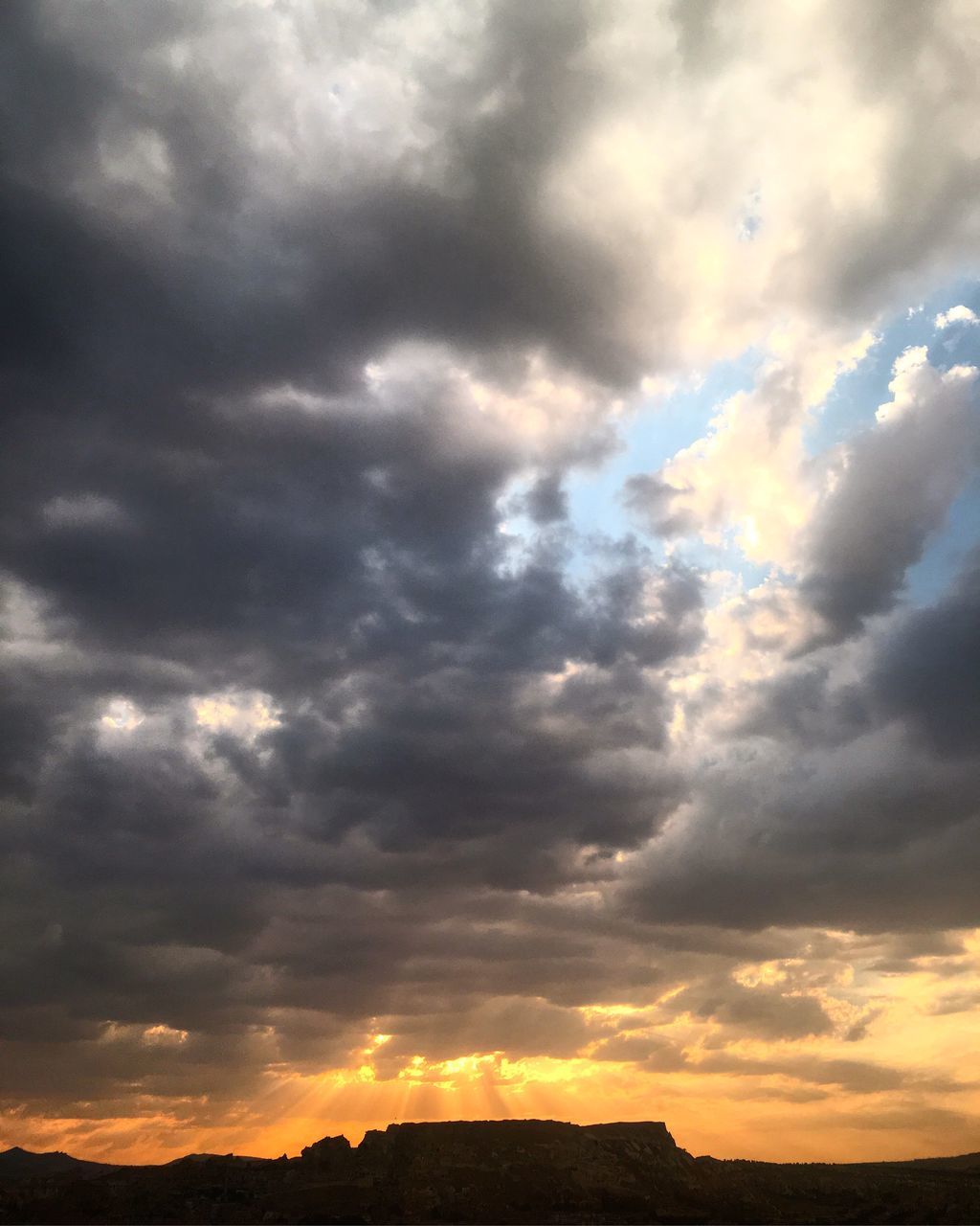 SCENIC VIEW OF DRAMATIC SKY OVER LANDSCAPE