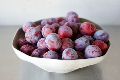 Pluots in bowl on table