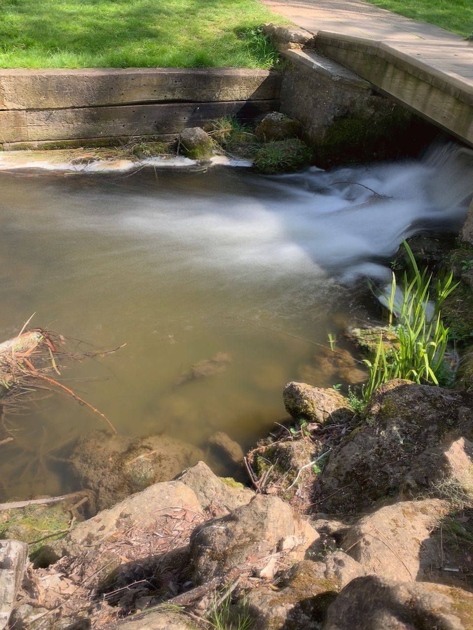 HIGH ANGLE VIEW OF ROCKS AT LAKE