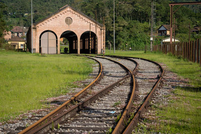 Railroad tracks by building