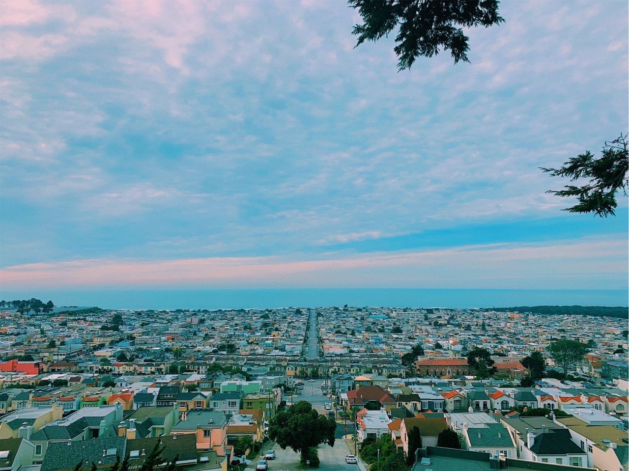 HIGH ANGLE VIEW OF TOWNSCAPE AGAINST SKY IN CITY