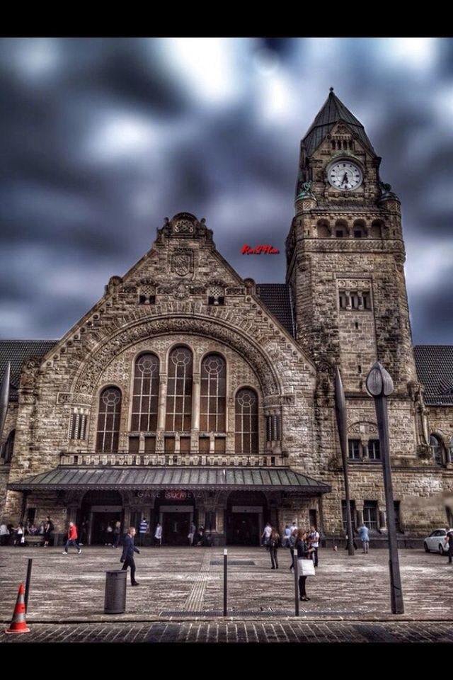 architecture, built structure, building exterior, sky, cloud - sky, cloudy, travel destinations, famous place, men, city, tourism, travel, person, cloud, large group of people, history, capital cities, lifestyles, city life