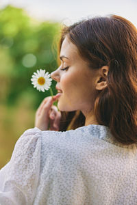 Close-up of young woman holding flowers