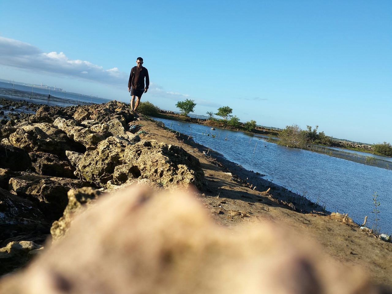 beach, full length, lifestyles, sky, shore, sand, leisure activity, sea, rear view, water, tranquility, tranquil scene, walking, standing, men, nature, scenics, clear sky