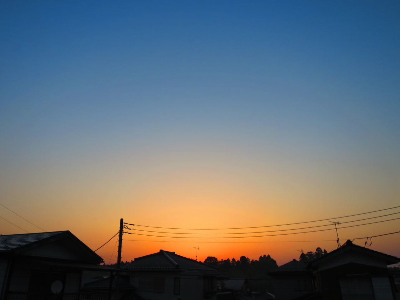 LOW ANGLE VIEW OF SILHOUETTE BUILDINGS AGAINST CLEAR SKY