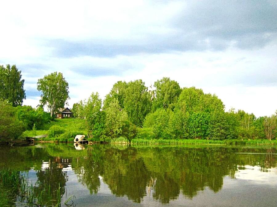 SCENIC VIEW OF LAKE AGAINST CLOUDY SKY