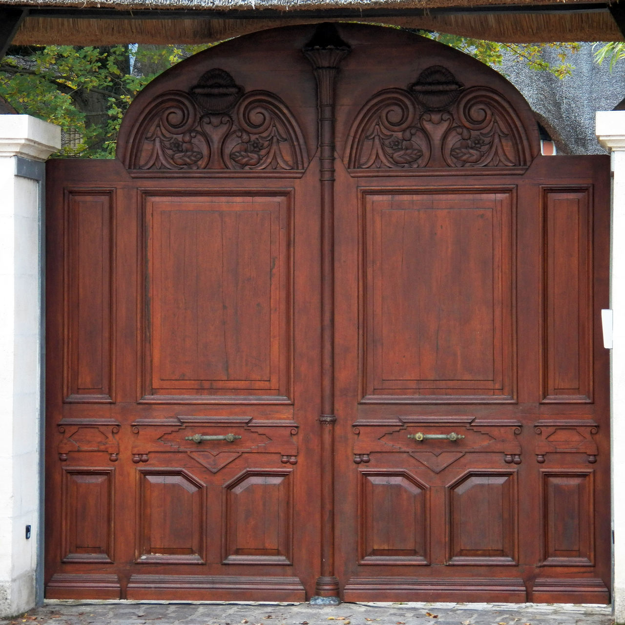 CLOSE-UP OF CLOSED DOOR OF ORNATE