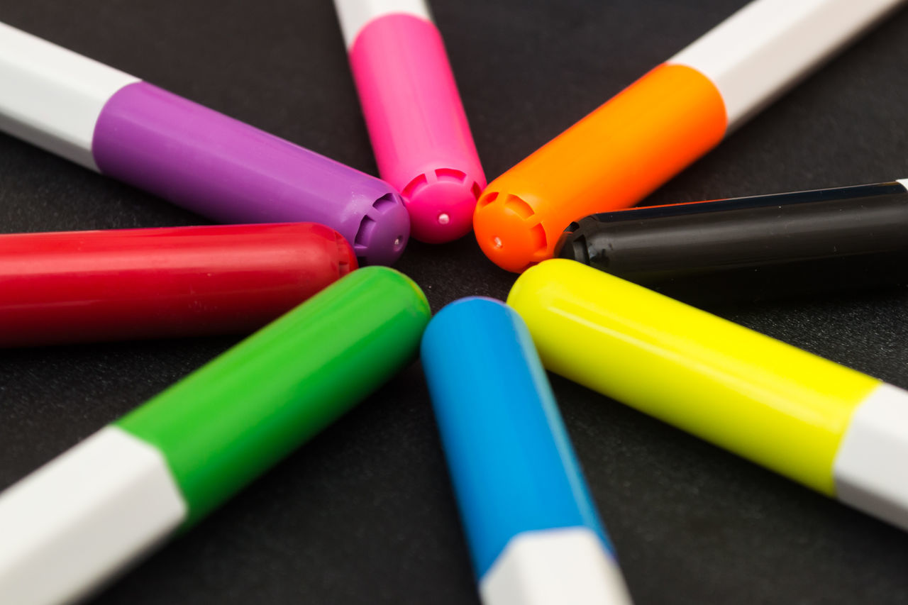 CLOSE-UP HIGH ANGLE VIEW OF COLORED PENCILS ON TABLE