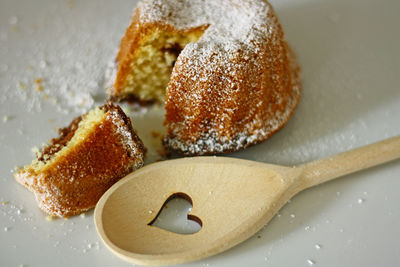 Close-up of gugelhupf and wooden spoon on plate