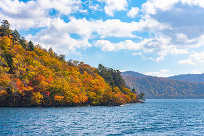 Lake towada utumn foliage scenery. towada-hachimantai national park in tohoku region. aomori, japan.