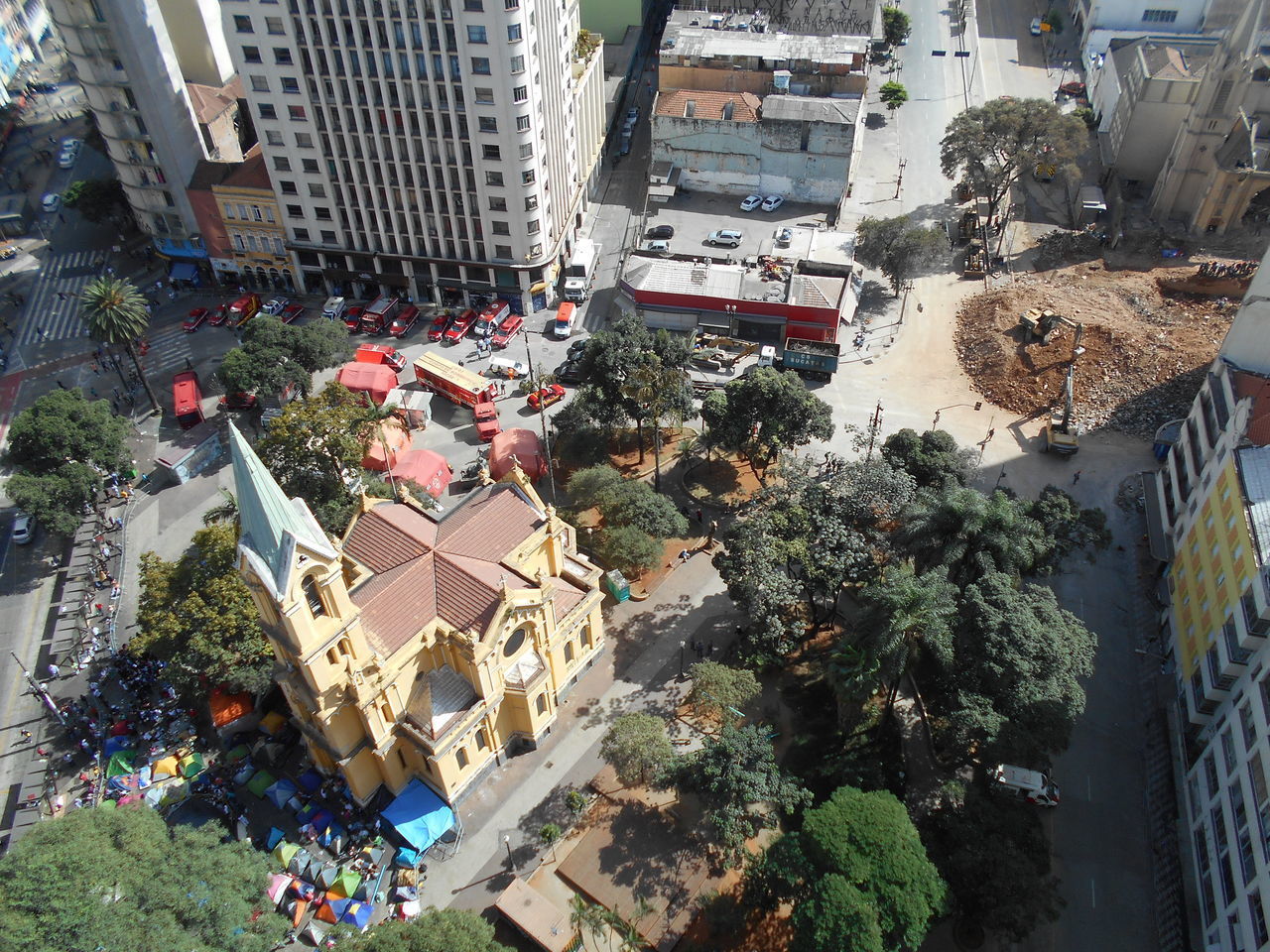 HIGH ANGLE VIEW OF TREES AND BUILDINGS IN CITY