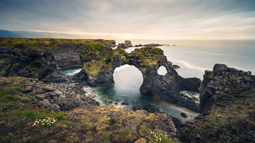 Atmospheric wide-angle view of gatklettur arch rock, arnarstapi, snæfellsnes peninsula, iceland 2021