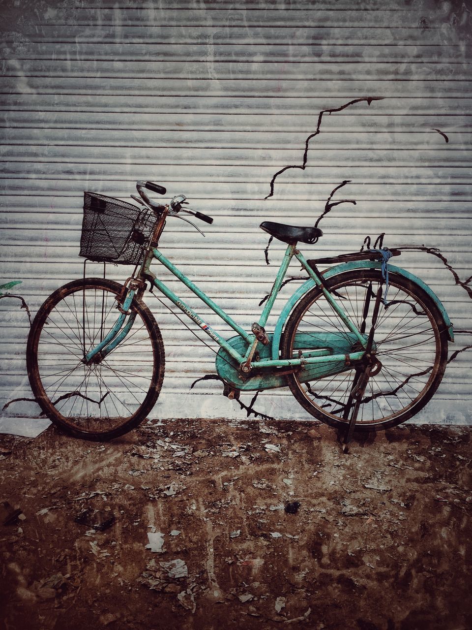 bicycle, transportation, stationary, mode of transport, land vehicle, parking, parked, wall - building feature, wheel, day, no people, outdoors, built structure, wall, street, absence, sunlight, sidewalk, cycle, architecture