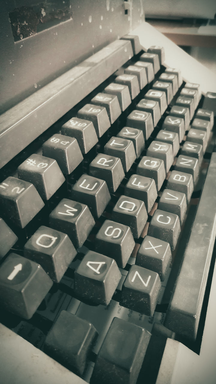 HIGH ANGLE VIEW OF TEXT ON COMPUTER KEYBOARD